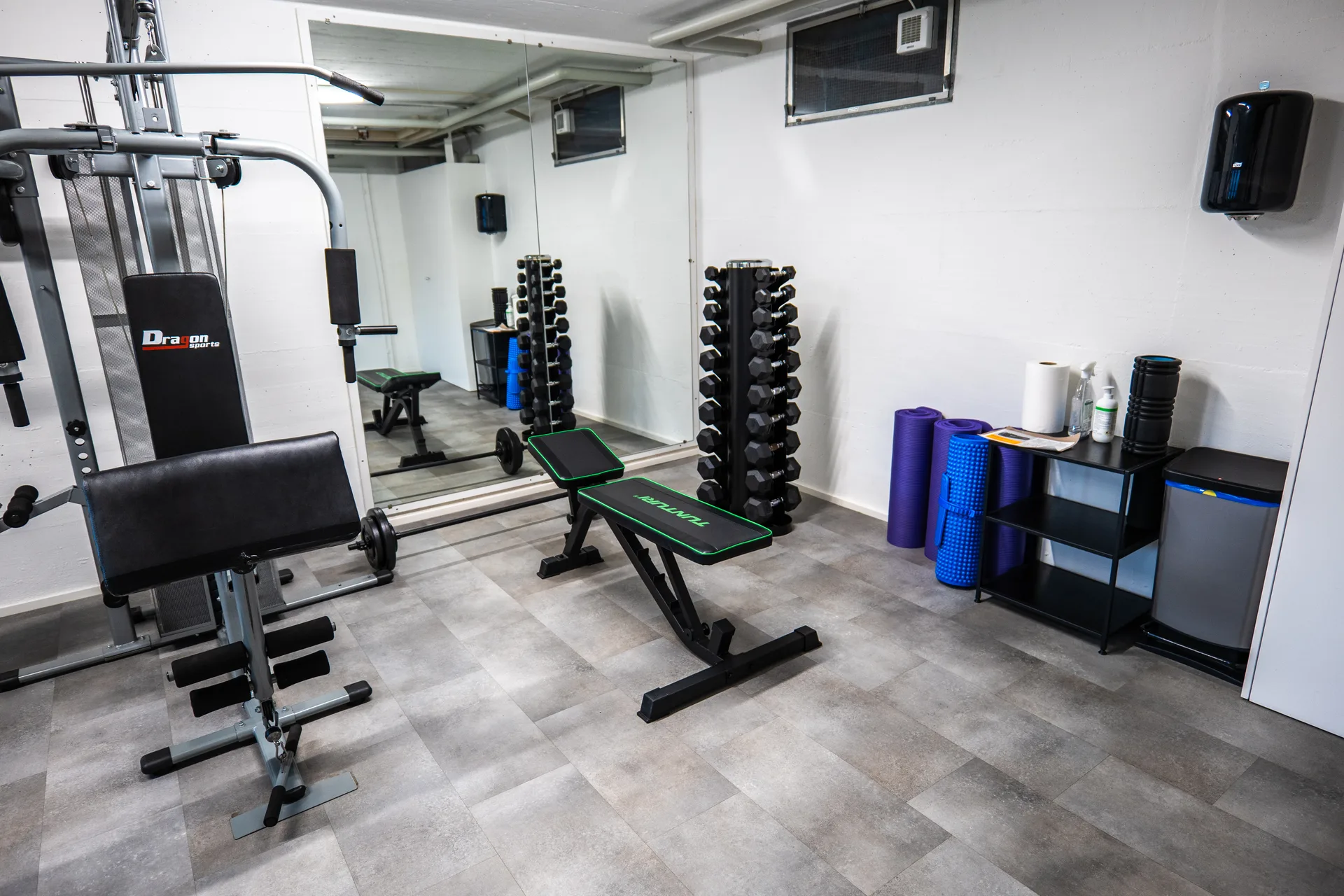 Fitnessraum Residenza Viramonte mit Kraftgeräten und Spiegelwand