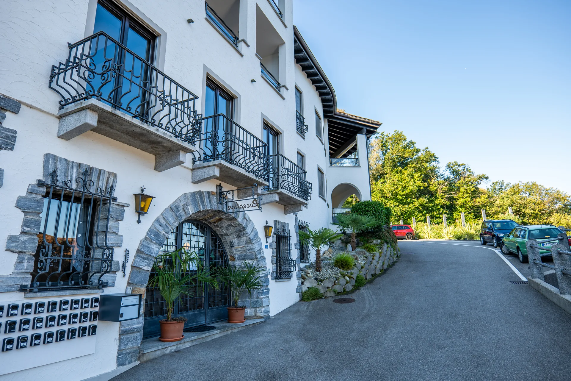 Außenfassade Residenza Viramonte mit Balkonen im typischen Tessiner Stil